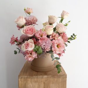 Sombrerera de flores rosas