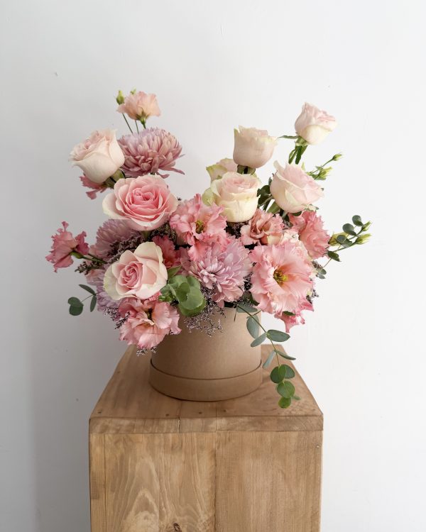 Sombrerera de flores rosas