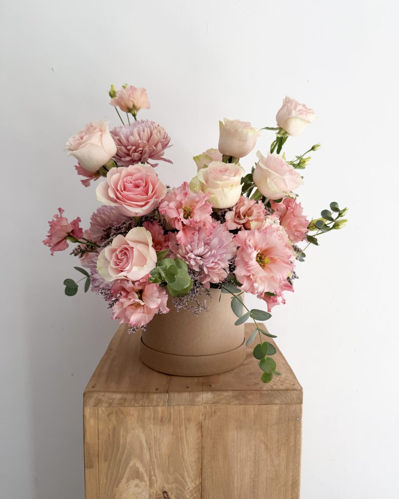 Sombrerera con flores rosas